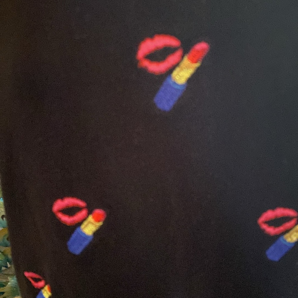 Super cute embroidered “Love Lipstick” 💄 sleeveless sweater top - Picture 7 of 10
